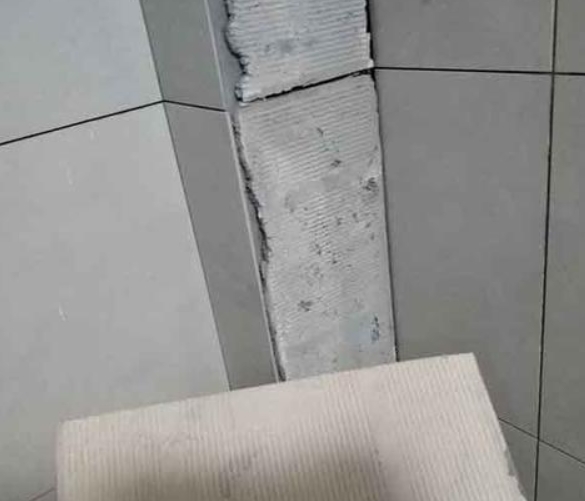 西安瓷砖空鼓维修公司分享下厨房瓷砖脱落的补救措施。